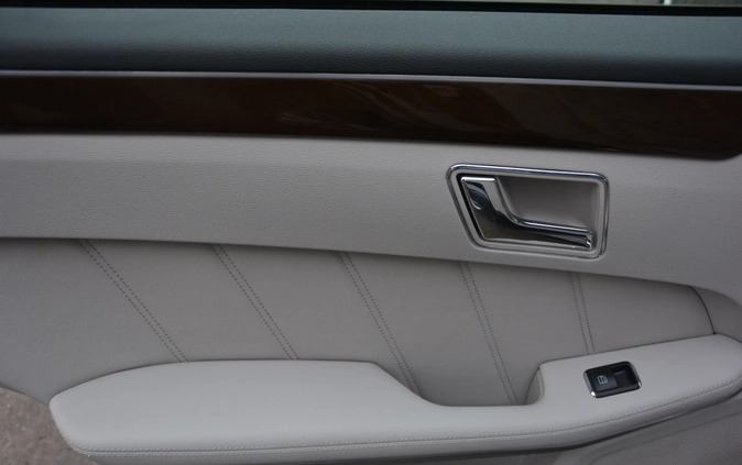 Mercedes-Benz Klasa E cena 49900 przebieg: 278000, rok produkcji 2010 z Łobez małe 379